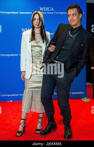 30. April 2022, Washington, District of Columbia, USA: Julian Casablancas, Rechts, kommt am Samstag, den 30. April 2022, zum Jahresessen der White House Correspondents Association 2022 im Washington Hilton Hotel. Dies ist das erste Mal seit 2019, dass die WHCA aufgrund der COVID-19-Pandemie ihr jährliches Abendessen veranstaltet (Bild: © Rod Lampey/CNP via ZUMA Press Wire) Stockfoto