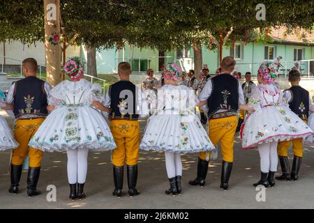 Rakvice, Tschechische Republik - Juni 2021. Schöne Frauen und Männer Tänzer in einer Feier.traditionelle mährische Fest. Junge Menschen in Parade gekleidet in tr Stockfoto