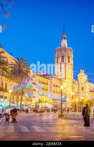 Plaza de la Reina und die Kathedrale von Valencia im Zentrum von Valencia, Spanien bei Nacht. Stockfoto