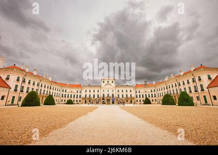 Das Wahrzeichen der Burg Esterházy in Fertőd, in der Nähe von Sopron, Ungarn. Stockfoto