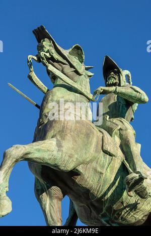 Die Statue der Reiterstatue Francisco Pizarro befindet sich in Trujillo Stadt, Caceres, Spanien. Stockfoto