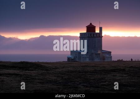 Leuchtturm 'Dyrhólaeyjarviti' bei Vík í Mýrdal an der Südspitze - Leuchtturm Dyrhólaeyjarviti am Südkap Islands bei Vík í Mýrdal Stockfoto