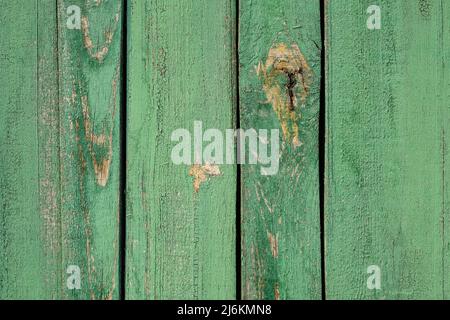 Hintergrund aus grünem Holz. Textur von vertikalen Holzbrettern. Alte bemalte Lattenschellen aus der Nähe. Raue Plattenoberfläche. Stockfoto