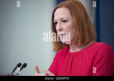 Washington, Usa. 02.. Mai 2022. Die Pressesprecherin des Weißen Hauses, Jen Psaki, hält am Montag, den 2. Mai 2022, das tägliche Pressekonferenz-Briefing im Weißen Haus in Washington, DC. Foto von Bonnie Cash/UPI. Kredit: UPI/Alamy Live Nachrichten Stockfoto