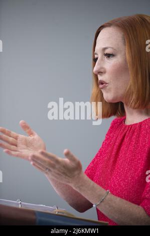 Washington, Usa. 02.. Mai 2022. Die Pressesprecherin des Weißen Hauses, Jen Psaki, hält am Montag, den 2. Mai 2022, das tägliche Pressekonferenz-Briefing im Weißen Haus in Washington, DC. Foto von Bonnie Cash/UPI. Kredit: UPI/Alamy Live Nachrichten Stockfoto