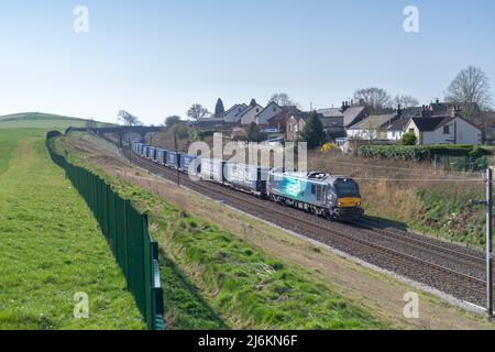 Direct Rail Services Lok 88 88009 auf der Hauptstrecke der Westküste mit dem intermodalen Containerzug Mossend nach Daventry Stobart / Tesco Stockfoto