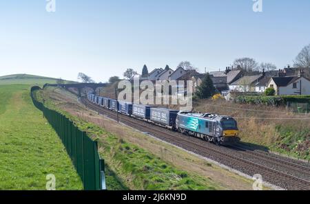 Direct Rail Services Lok 88 88009 auf der Hauptstrecke der Westküste mit dem intermodalen Containerzug Mossend nach Daventry Stobart / Tesco Stockfoto