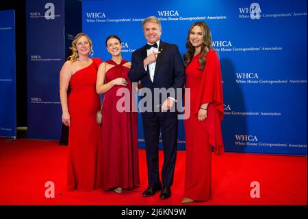 30. April 2022, Washington, District of Columbia, USA: Der US-Repräsentant Michael McCaul (Republikaner von Texas), zweiter von rechts, kommt am Samstag, den 30. April 2022, zum Jahresessen der White House Correspondenters Association 2022 im Washington Hilton Hotel an. Dies ist das erste Mal seit 2019, dass die WHCA aufgrund der COVID-19-Pandemie ihr jährliches Abendessen veranstaltet (Bild: © Rod Lampey/CNP via ZUMA Press Wire) Stockfoto