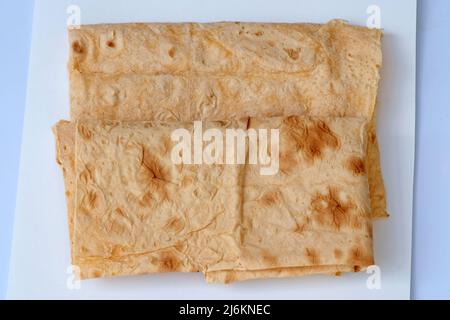 Dünne gefaltete armenische Lavasch mit Paprikaansicht von oben. Dünne Lavasch - traditionelles armenisches Brot bis Schaschlik Stockfoto