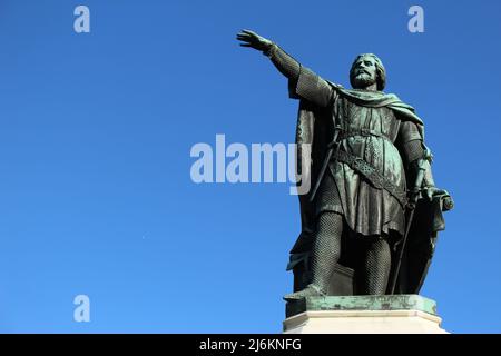 Statue des berühmten Rebellenführers Jacob van Artevelde, bekannt als der Weise Mann, in Gent vor einem klaren blauen Hintergrund Stockfoto