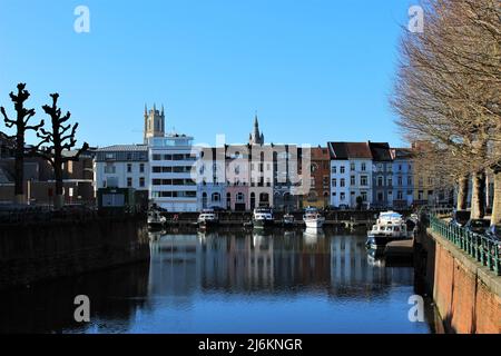 Grachtenhäuser und Skyline von Gent an einem sonnigen Tag (Flandern, Belgien) Stockfoto