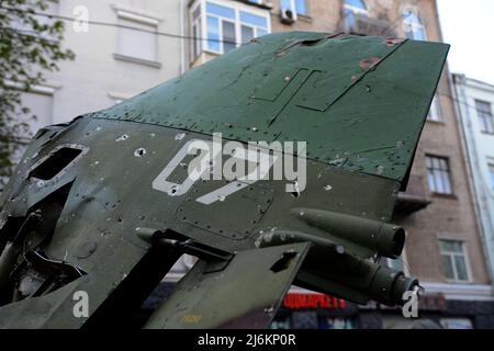 Region Kiew, Ukraine - 02. Mai 2022, Ein Fragment des Hecks eines russischen Militärflugzeugs SU-25, das vom ukrainischen Militär in der Region Kiew zerstört wurde. Russland marschierte am 24. Februar 2022 in die Ukraine ein und löste damit den größten militärischen Angriff in Europa seit dem Zweiten Weltkrieg aus Stockfoto