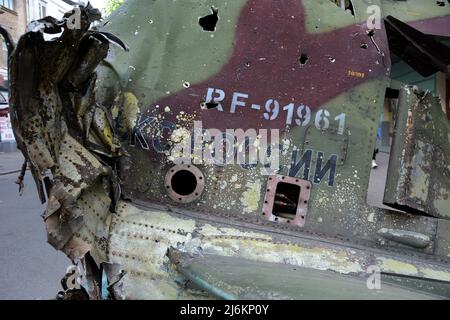 Region Kiew, Ukraine - 02. Mai 2022, Ein Fragment des Hecks eines russischen Militärflugzeugs SU-25, das vom ukrainischen Militär in der Region Kiew zerstört wurde. Russland marschierte am 24. Februar 2022 in die Ukraine ein und löste damit den größten militärischen Angriff in Europa seit dem Zweiten Weltkrieg aus Stockfoto