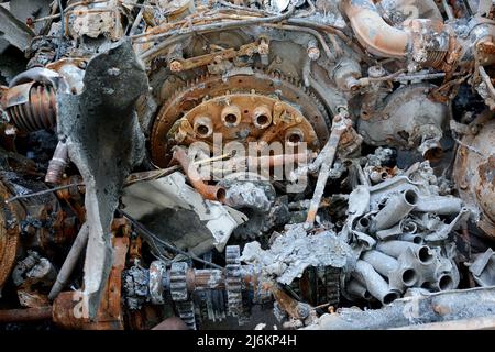 Region Kiew, Ukraine - 02. Mai 2022, Nahaufnahme des Motors eines zerstörten russischen Panzers, der am Straßenrand geparkt war, wurde er vom ukrainischen Militär in der Region Kiew zerstört. Russland marschierte am 24. Februar 2022 in die Ukraine ein und löste damit den größten militärischen Angriff in Europa seit dem Zweiten Weltkrieg aus Stockfoto