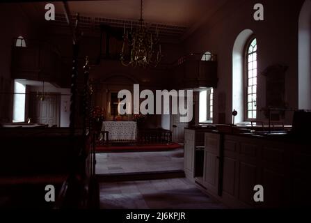 Williamsburg, VA. USA 9/1987. Bruton Parish Church of Colonial Williamsburg in Williamsburg, Virginia. Erbaut um 1711–15. National Historic Landmark im Jahr 1970 als gut erhaltenes frühes Beispiel kolonialer religiöser Architektur. Stockfoto