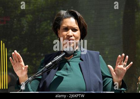 Der Bürgermeister von DC, Muriel Bowser, und das Büro für Planung und wirtschaftliche Entwicklung (DMPED) sprechen über das Small Business Week-Programm und geben während einer Pressekonferenz im Manifest Store in Washington den Preis für den Inklusiven Innovationsfonds mit $1,25 Millionen Euro bekannt. Stockfoto