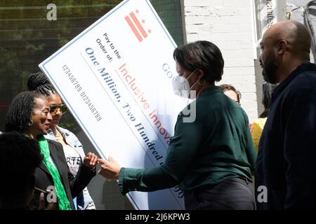 Der Bürgermeister von DC, Muriel Bowser, und das Büro für Planung und wirtschaftliche Entwicklung (DMPED) treffen sich zum Small Business Week-Programm und geben im Rahmen einer Pressekonferenz im Manifest Store in Washington den Preis für $1,25 Millionen Inklusiv-Innovation Equity Impact Fund bekannt. Stockfoto