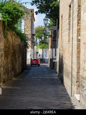 Red Fiat 500 Hochzeitsauto in den Straßen von Sorrento, Italien Stockfoto