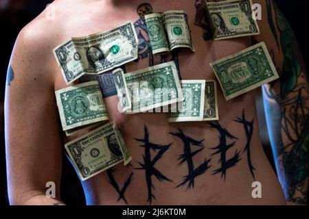 Reno, USA - 1. Mai 2022, Whodini Driftwood mit 1-Dollar-Scheinen an der Brust geheftet. Der Punk Rock Flea Market kehrt zu seinem 5.-jährigen Bestehen nach Reno zurück. Stockfoto