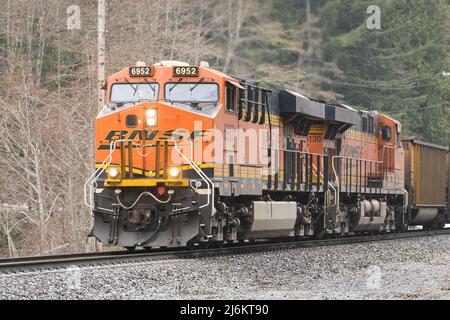 Skykomish, WA, USA - 26. April 2022; BNSF leerer Kohlezug durch die Cascade Mountains Stockfoto