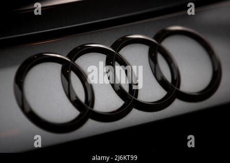 Logo von Audi auf einem neuen Audi e-tron GT. Stockfoto