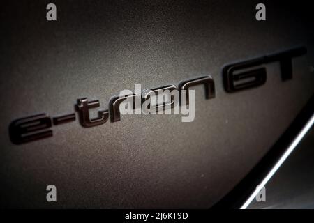 Ein e-tron GT-Logo auf einem Audi-Fahrzeug. Stockfoto
