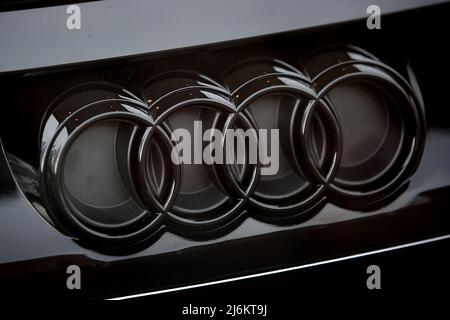 Logo von Audi auf einem neuen Audi e-tron GT. Stockfoto