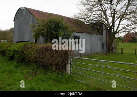 Wellblech-Scheune in der Nähe von Builth Wells, Powys, Wales, Großbritannien Stockfoto