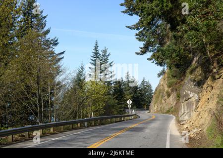 Chuckanut Drive im pazifischen Nordwesten, der sich am Rande des Kontinents schlängelt Stockfoto