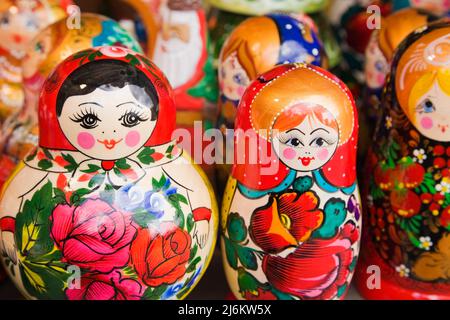 Nahaufnahme der russischen Puppen auf dem Marktplatz der Altstadt, Warschau, Polen. Stockfoto