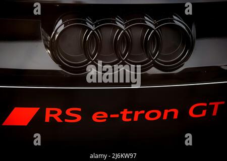 30. April 2022, Krakau, Polen: Logo des Audi RS e-tron GT des Volkswagen Konzerns. (Bild: © Vito Corleone/SOPA Images via ZUMA Press Wire) Stockfoto
