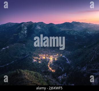 Kleines Dorf auf dem Berg in der Nacht im Sommer. Luftaufnahme Stockfoto