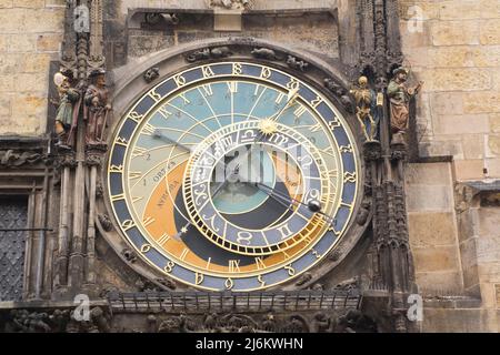 Altes Rathaus Astronomische Uhr mit verschiedenen Figuren dekoriert, Prag, Tschechische Republik. Stockfoto
