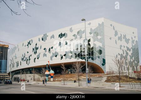 Calgary, Alberta, Kanada - Mai 2022 neue öffentliche Hauptbibliothek im Zentrum von Calgary. Stockfoto