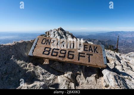 Gipfelschild des Ontario Peak in den San Gabriel Mountains über Ontario und Los Angeles, Kalifornien. Stockfoto