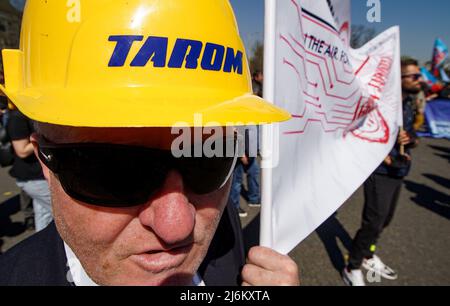 Bukarest, Rumänien - 06. April 2022: Narcis Pascu, Präsident der Vereinigten Gewerkschaft der Fluggesellschaft TAROM, protestiert bei einer Gewerkschaftskundgebung gegen U Stockfoto