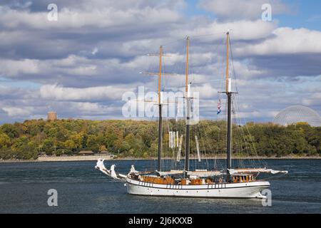 Hochschiff auf dem Saint-Lawrence-Fluss im Herbst, Montreal, Quebec, Kanada. Stockfoto