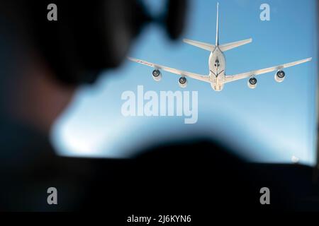 Eric Wilde, US Air Force Capt. 22. Airlift Squadron Pilot, nähert sich einem KC-135 Stratotanker, während er eine C-5M Super Galaxy über Nordkalifornien betreibt, 28. April 2022. Die 22. AS-Besatzung trainierte mit einem KC-135 Stratotanker, der dem 92. Air Betanking Squadron, Fairchild Air Force Base, Washington, zugewiesen wurde. (USA Luftwaffe Foto von Senior Airman Jonathon Carnell) Stockfoto