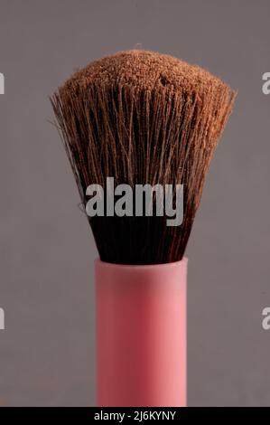 Make-up Pinsel mit sichtbaren Staub von Pulver oder Foundation Kosmetik Stockfoto