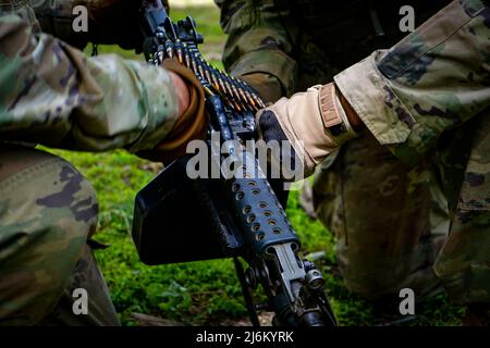 Absapper vom 326. Brigadeingenieur-Bataillon 'Sapper Eagles', 1. Brigade Combat Team, 101. Airborne Division blasen während der Operation Lethal Eagle 2, Fort Campbell, Ky, durch den Korbdraht. Die Sapper unterstützten 1. Bataillon, 506. Infanterie-Regiment „Red Currahee“, 1. Brigade Combat Team, als sie während der Division Training Density, bekannt als Operation Lethal Eagle 2, Live-Feuerübungen des Zuges durchführten. Stockfoto