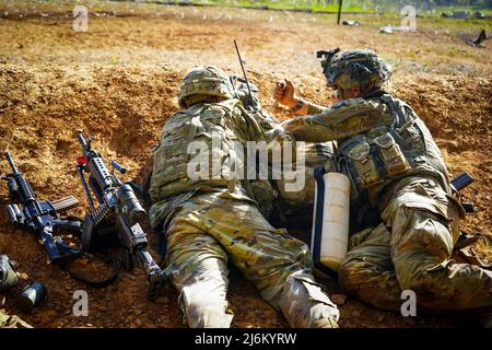 Absapper vom 326. Brigadeingenieur-Bataillon 'Sapper Eagles', 1. Brigade Combat Team, 101. Airborne Division blasen während der Operation Lethal Eagle 2, Fort Campbell, Ky, durch den Korbdraht. Die Sapper unterstützten 1. Bataillon, 506. Infanterie-Regiment „Red Currahee“, 1. Brigade Combat Team, als sie während der Division Training Density, bekannt als Operation Lethal Eagle 2, Live-Feuerübungen des Zuges durchführten. Stockfoto