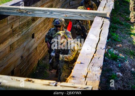 Screaming Eagles aus dem Bataillon 1., 506. Infanterie-Regiment „Red Currahee“, 1. Brigade Combat Team „Bastogne“, 101. Airborne Division (Air Assault) führte während der Operation Lethal Eagle, Fort Campbell, Ky, Live-Feuerübungen durch. Bei den Live-Feuerübungen wurden Elemente aus ihrem Mörserzug, Sapper des Brigade Engineer Bataillons 326. und Vorwärtsbeobachter des Bataillons 2. und des Artillerieregiments 32. eingebaut. Stockfoto