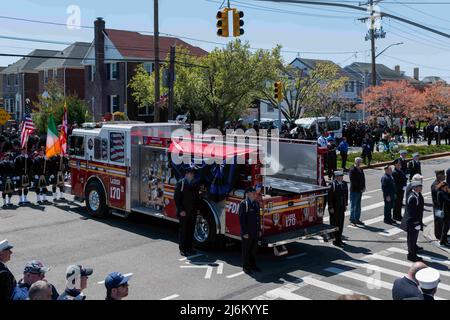 29. April 2022, Queens, New York, Vereinigte Staaten: Familie, Freunde und Tausende von Feuerwehrleuten verabschiedeten sich endgültig von Feuerwehrmann Timothy Klein. Die Beerdigung fand in der St. Francis de Sales Church in Belle Harbour, Queens, New York, statt. Timothy Klein starb am 24. April 2022 bei einem Dreialarm-Brand in Canarise. (Bild: © Steve Sanchez/Pacific Press via ZUMA Press Wire) Stockfoto
