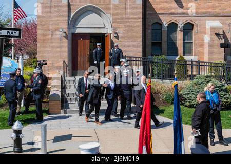 29. April 2022, Queens, New York, Vereinigte Staaten: Familie, Freunde und Tausende von Feuerwehrleuten verabschiedeten sich endgültig von Feuerwehrmann Timothy Klein. Die Beerdigung fand in der St. Francis de Sales Church in Belle Harbour, Queens, New York, statt. Timothy Klein starb am 24. April 2022 bei einem Dreialarm-Brand in Canarise. (Bild: © Steve Sanchez/Pacific Press via ZUMA Press Wire) Stockfoto