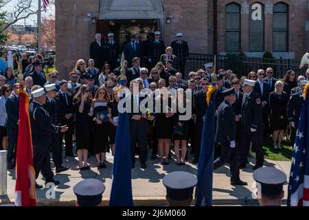 29. April 2022, Queens, New York, Vereinigte Staaten: Familie, Freunde und Tausende von Feuerwehrleuten verabschiedeten sich endgültig von Feuerwehrmann Timothy Klein. Die Beerdigung fand in der St. Francis de Sales Church in Belle Harbour, Queens, New York, statt. Timothy Klein starb am 24. April 2022 bei einem Dreialarm-Brand in Canarise. (Bild: © Steve Sanchez/Pacific Press via ZUMA Press Wire) Stockfoto