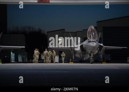 Die dem 158. Fighter Wing zugewiesenen Crewchefs und Betreuer treffen sich vor dem Start eines Flugzeugs der fünften Generation der F-35A Lightning II, das dem Flügel zugewiesen wurde, auf der Vermont Air National Guard Base, South Burlington, Vermont, 2. Mai 2022. Das Flugzeug startete zum Luftwaffenstützpunkt Spangdahlem, Deutschland, um die NATO-Polizeimission „Enhanced Air Policing“ entlang der Ostflanke fortzusetzen. (USA Air Force Foto von Tech. Sgt. Richard Mekkri) Stockfoto