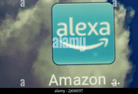 30. April 2022, Deutschland: In dieser Fototafel wird das Alexa-Logo von Amazon auf einem Smartphone-Bildschirm angezeigt. (Bild: © Igor Golovniov/SOPA Images via ZUMA Press Wire) Stockfoto