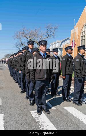29. April 2022, Queens, New York, Vereinigte Staaten: Familie, Freunde und Tausende von Feuerwehrleuten verabschiedeten sich endgültig von Feuerwehrmann Timothy Klein. Die Beerdigung fand in der St. Francis de Sales Church in Belle Harbour, Queens, New York, statt. Timothy Klein starb am 24. April 2022 bei einem Dreialarm-Brand in Canarise. (Bild: © Steve Sanchez/Pacific Press via ZUMA Press Wire) Stockfoto