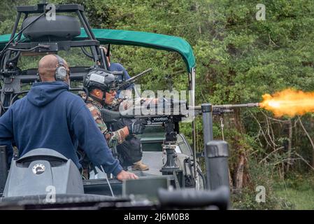 Internationale Studenten, die am Patrol Craft Officer -Riverine-Kurs der Marine Small Craft Instruction and Technical Training School teilnehmen, führen im John C. Stennis Space Center in Mississippi am 5. April 2022 eine Eingewöhnungstraining für das M240B-Maschinengewehr auf den Range-Einrichtungen durch. Die Teilnehmer kommen aus Belize, Kolumbien, Ecuador, El Salvador und Panama. PCOR ist ein siebenwöchiger Kurs, der das Personal der ausländischen Sicherheitskräfte mit der erforderlichen Spezialausbildung ausstatten soll, um wassergestützte Spezialeinsätze in der RR effektiv zu planen und sicher durchzuführen Stockfoto