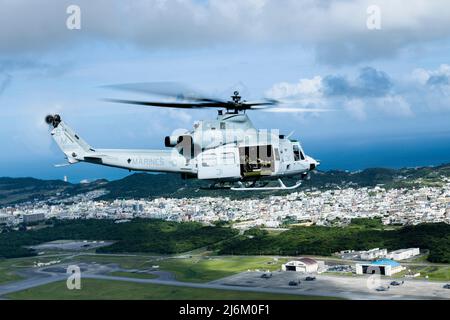 Ein UH-1Y Venom-Hubschrauber, der Marine Light Attack Helicopter Squadron 369, Marine Aircraft Group 39, 3. Marine Aircraft Wing, zugewiesen wurde, transportiert US Air Force LT. Gen. Ricky N. Rupp, Kommandant der US-Streitkräfte, Japan, und andere Gäste zu einer geführten Tour an der Westküste von Okinawa, Japan, 28. April 2022. Rupp besichtigte die Marineinstallationen auf Okinawa und lernte die Fähigkeiten der Einrichtungen auf der ganzen Insel kennen. (USA Marine Corps Foto von CPL. Ryan H. Pulliam) Stockfoto